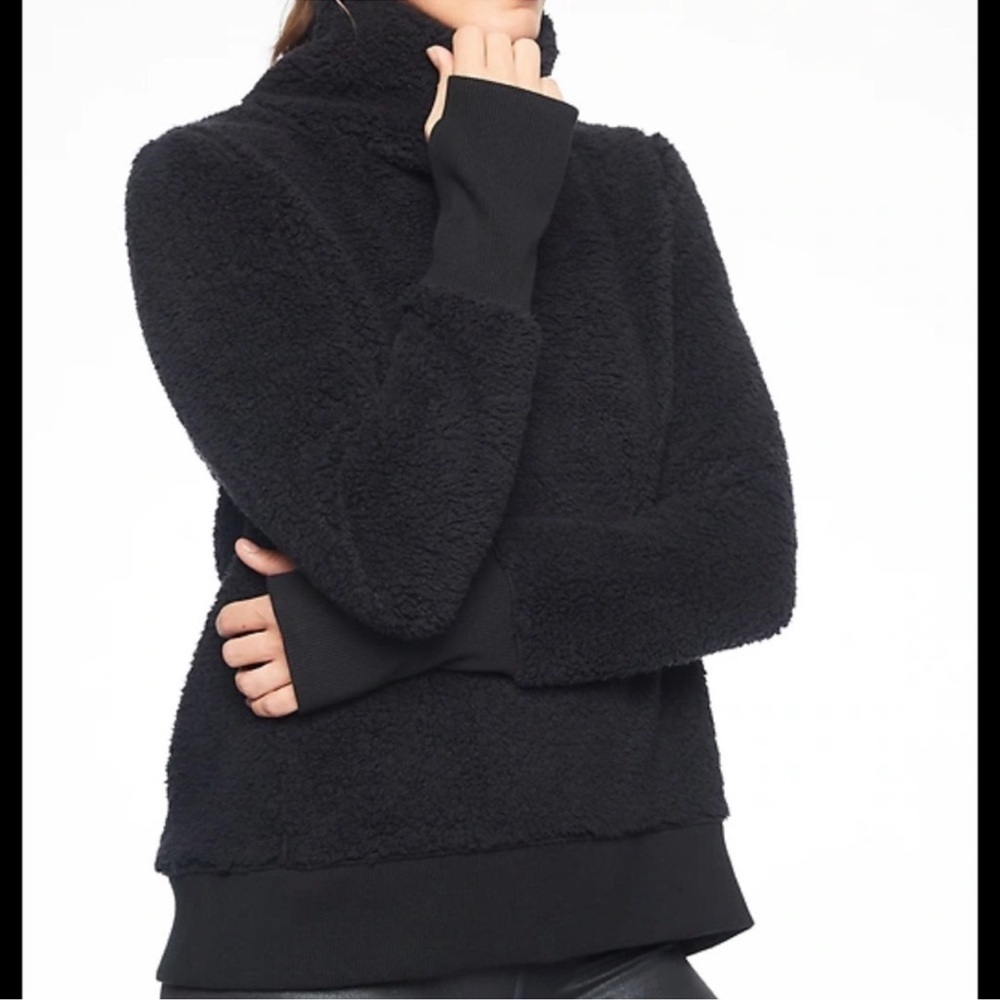 Athleta Sherpa black pull over sweatshirt‎ medium